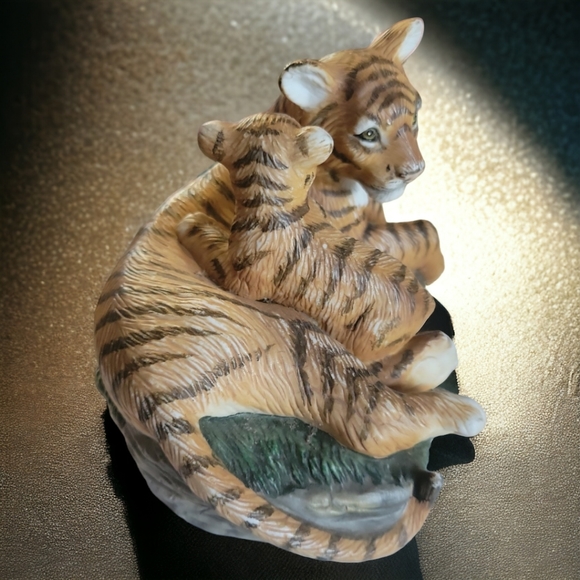 Vtg Bengal Tigress Mom Tiger Baby Cub Porcelain Figurine On Ceramic Rock Stone - Picture 2 of 6